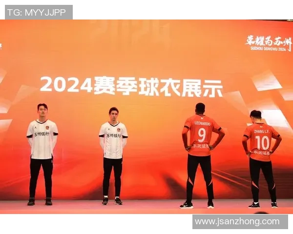 足球巨星闪耀登场 球迷热情迎接明星球员抵达比赛场馆